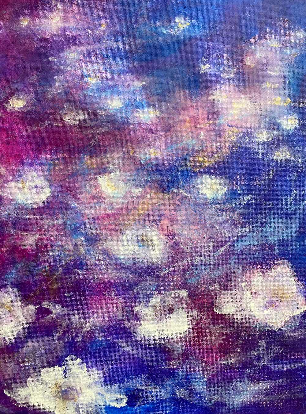 Sammalmaja-taide-valkoisia-kukkia-vedessa